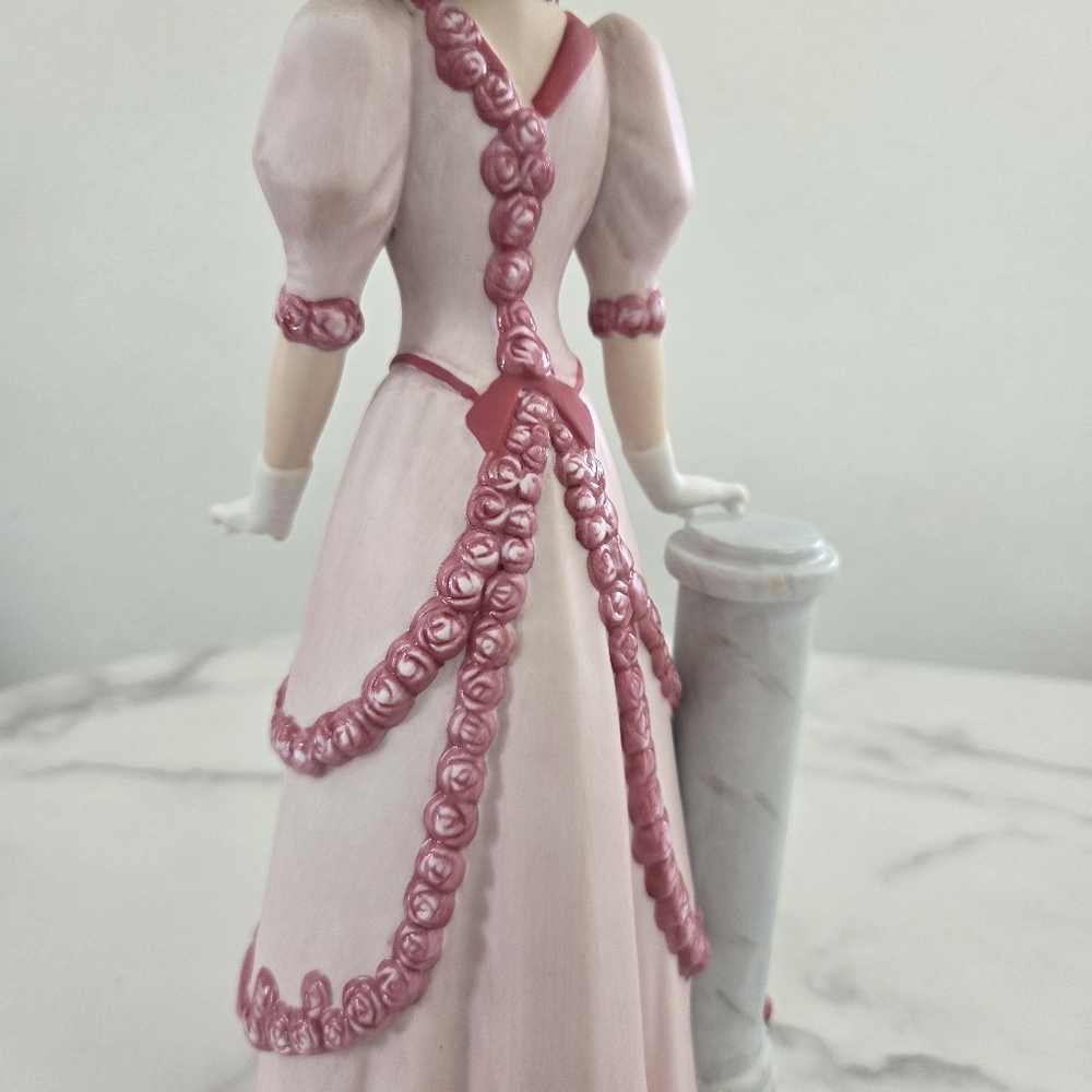 Avon Mrs. Albee 2015 Figurine Collectors Edition - Picture 7 of 16